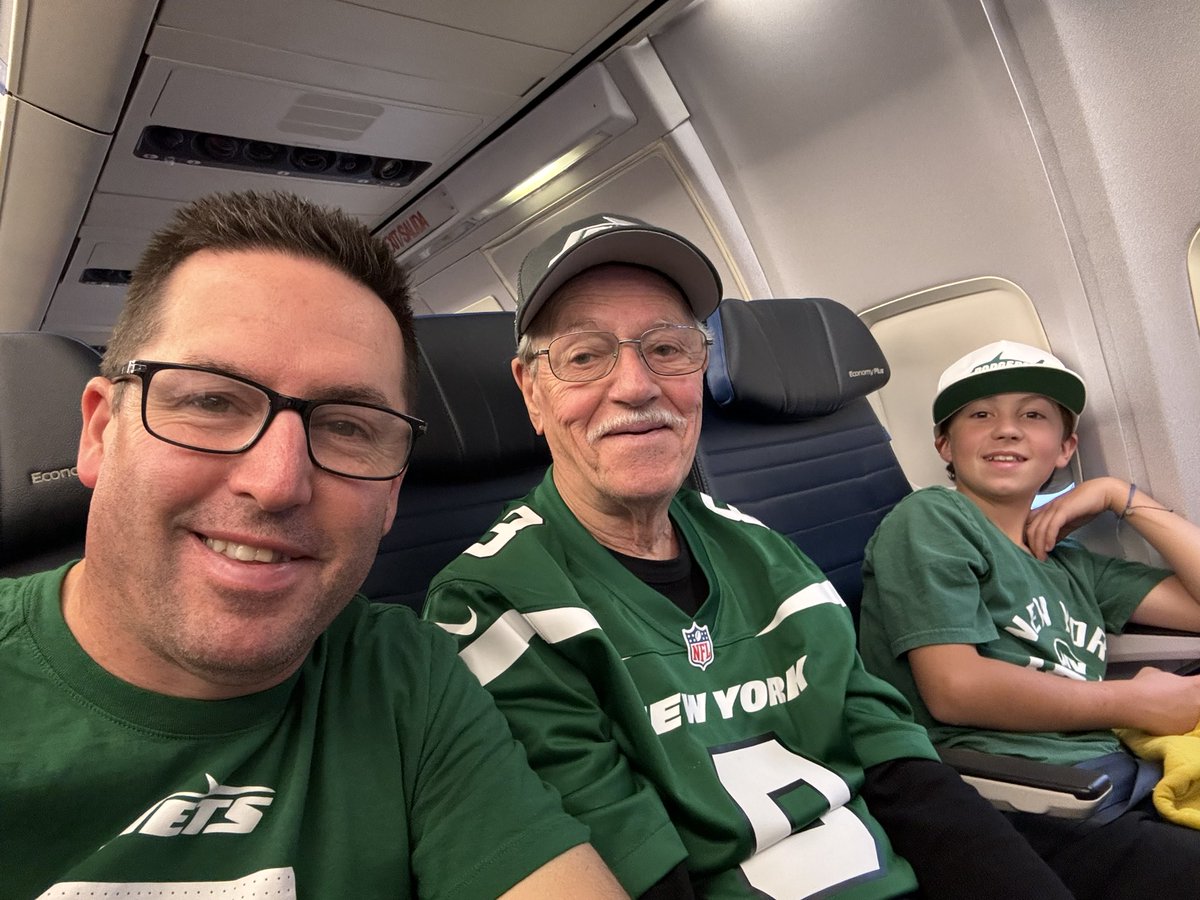 Come on, <a href="/united/">United Airlines</a>! Get this jet in the air so three generations of <a href="/nyjets/">New York Jets</a> fans can get to the game today! #Flight563
