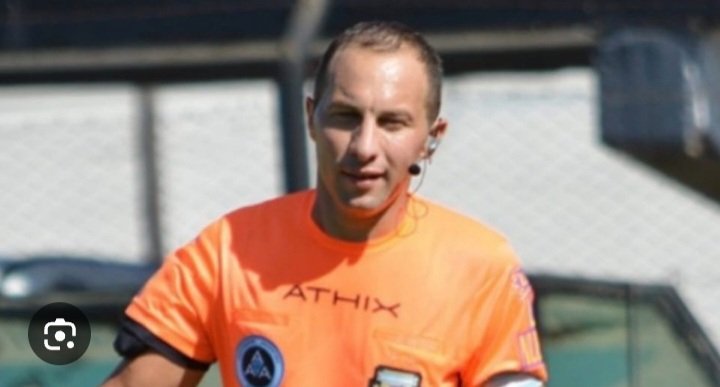 oscarluisblanc3's tweet photo. GUILLERMO BROWN vs DEPORTIVO MADRYN 1a. Rueda : LUCAS COMESAÑA .2a.Rueda : BRUNO AMICONI .Ambos con ESCANDALOS, ambos perjudicado BROWN .Ambos jueces (??) se parecen en todo ,hasta en el físico. POBRE FUTBOL ARGENTINO . https://t.co/EHLQKsg0Bi