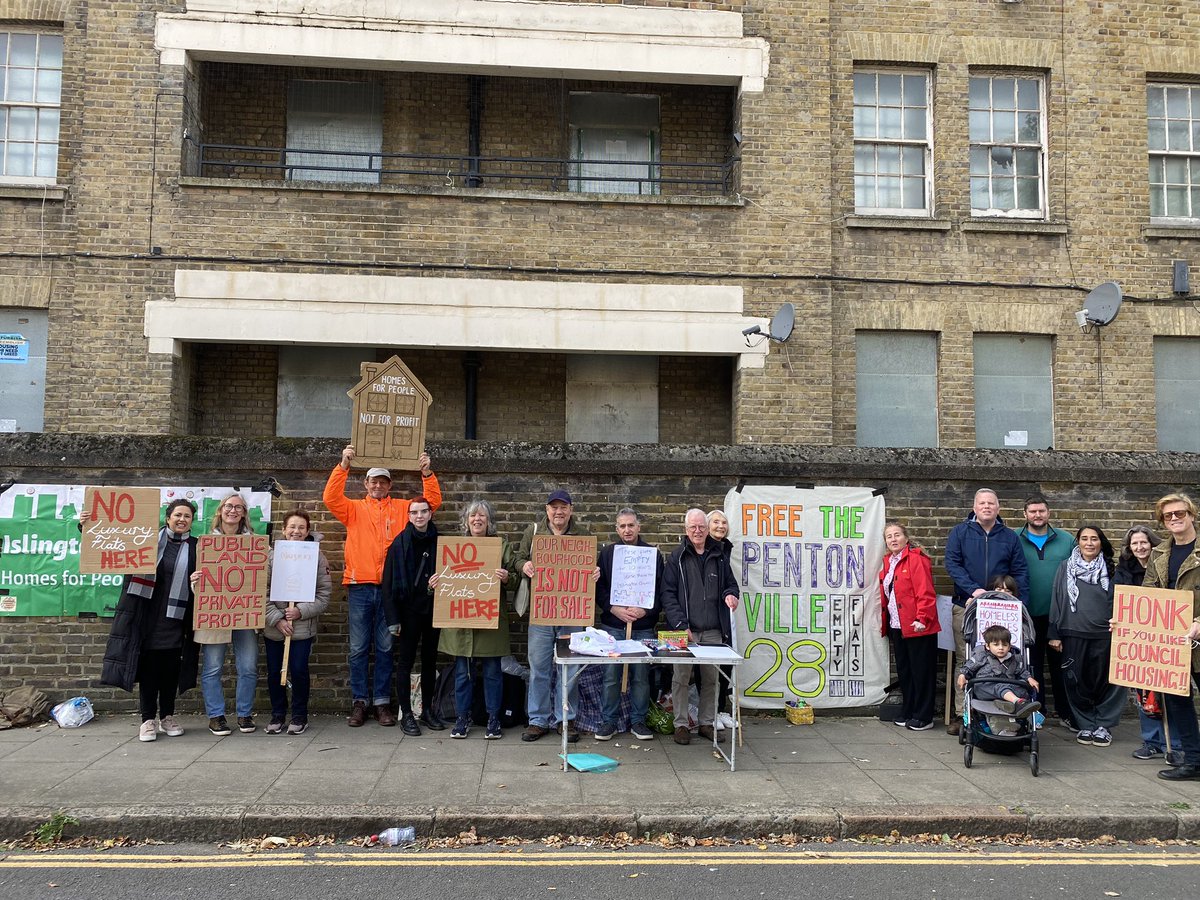 Great solidarity today fighting to Free the Pentonville 28!! Bring former prison warden flats back into use as council housing- been empty for 10 years! <a href="/emptyhomes/">Action on Empty Homes @emptyhomes</a> <a href="/homes4alluk/">@Homes4AllUK</a> <a href="/Plan4Holloway/">Community Plan for Holloway</a> #freethepentonville28