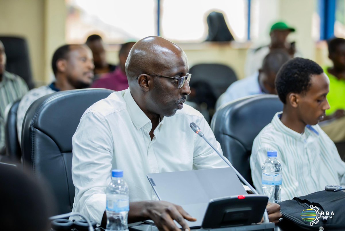 rbarwanda's tweet photo. Minisitiri Dr Nsanzimana yavuze ko abantu batagiye guhagarika imirimo cyangwa ngo hashyirweho ingamba zirimo izo gukumira abaturage kujya muri gahunda zabo, ahubwo basabwa kubahiriza ingamba z’isuku no kwirinda gukoranaho.

Ati “Icyo twanavuze guhera ku munsi wa mbere ni uko imirimo abantu bayikomeza uko bisanzwe, ubu tugeze ahantu heza mu minsi ya mbere,  n’ahandi cyagiye kiba ntabwo cyatinze cyane, amezi abiri cyangwa atatu niyo cyagiye kimara ariko igikomeye cyane mu byorezo nk’ibi iyo wamaze kugitahura, igikurikiraho ni ukugihagarika vuba.” #RBAAmakuru