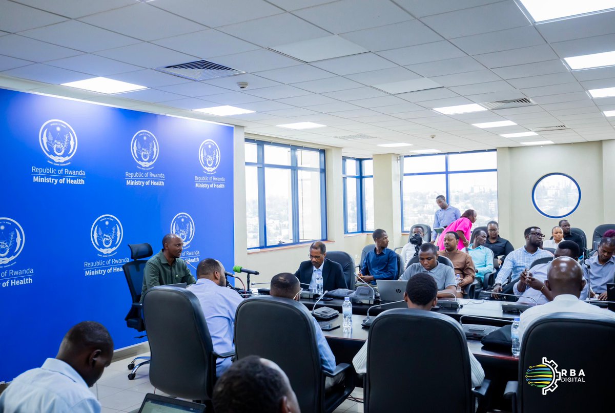 rbarwanda's tweet photo. Minisitiri Dr Nsanzimana yavuze ko abantu batagiye guhagarika imirimo cyangwa ngo hashyirweho ingamba zirimo izo gukumira abaturage kujya muri gahunda zabo, ahubwo basabwa kubahiriza ingamba z’isuku no kwirinda gukoranaho.

Ati “Icyo twanavuze guhera ku munsi wa mbere ni uko imirimo abantu bayikomeza uko bisanzwe, ubu tugeze ahantu heza mu minsi ya mbere,  n’ahandi cyagiye kiba ntabwo cyatinze cyane, amezi abiri cyangwa atatu niyo cyagiye kimara ariko igikomeye cyane mu byorezo nk’ibi iyo wamaze kugitahura, igikurikiraho ni ukugihagarika vuba.” #RBAAmakuru