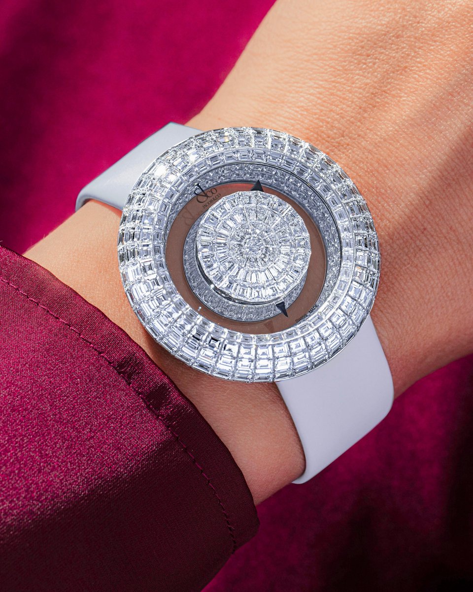 _Jacobandco's tweet image. The Brilliant Mystery is a mesmerizing tribute to the illusion of time. Floating black triangles glide above a sea of diamonds, making every glance an enigma. How does it work? That's the magic.

#Jacobandco #Inspiredbytheimpossible