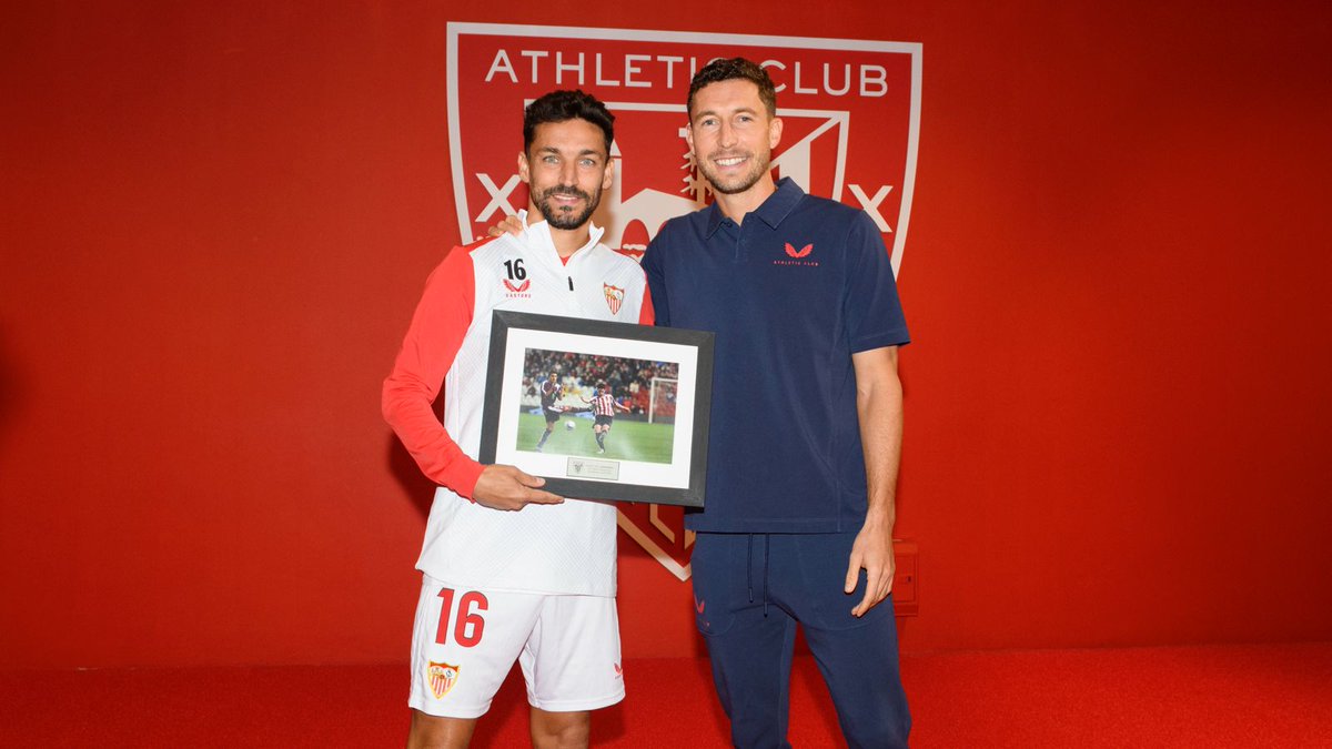 ⭐ De Marcos entrega a Jesús Navas un cuadro conmemorativo de su primer partido en San Mamés.

🤝 De leyenda a leyenda.

#AthleticSevillaFC #AthleticClub 🦁