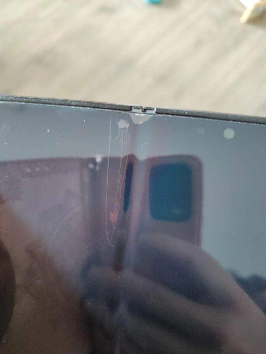 MojoTricks's tweet image. Crack or just a weird foil peel #Samsung #GalaxyFold