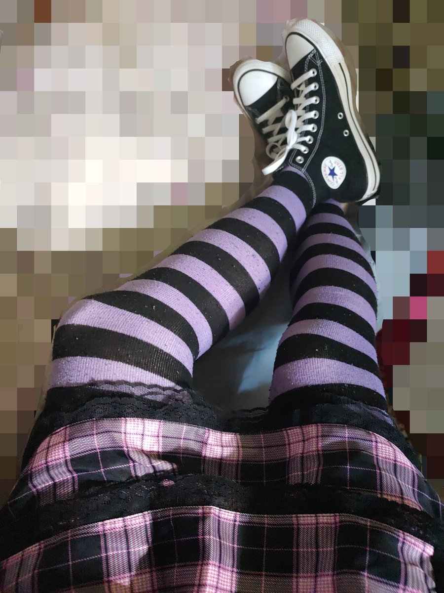 FakeAstolfo's tweet photo. Most masculine converse wearer https://t.co/i1Qy4xY4GQ