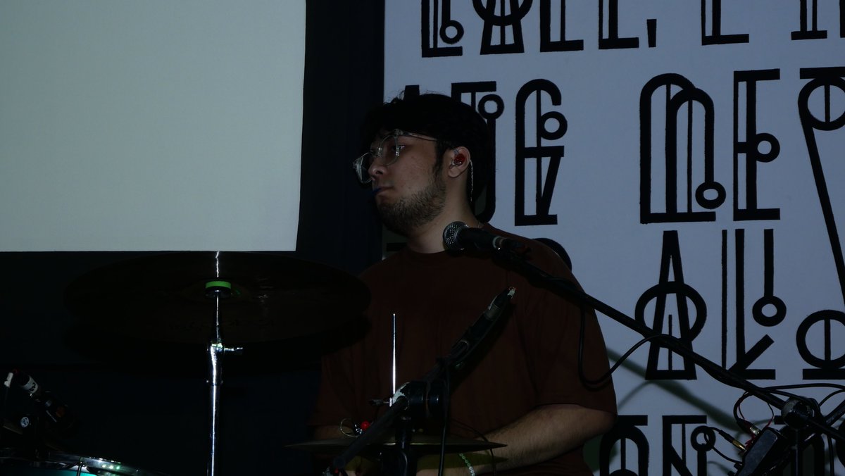 SenjienOfficial's tweet image. Seru nih kalau gitarisnya ganti posisi ngedrum dulu! Stay tuned di show kita selanjutnya dan siapin energi buat sing along bareng! #BandGoals #MusicSwitch #LivePerformance