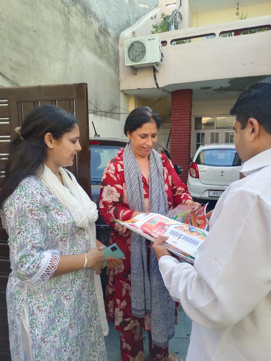 bjpnehamahajan's tweet photo. Dated- 29/09/2024

#bahuconstituency 
#vidhansabhaelection2024 

Door-to-Door Campaign in favour of #BJPCandidate Ch.Vikram Randhawa ji in Ward-42, Sector-4, Nanak Nagar.... https://t.co/ZYN03Tg7rb
