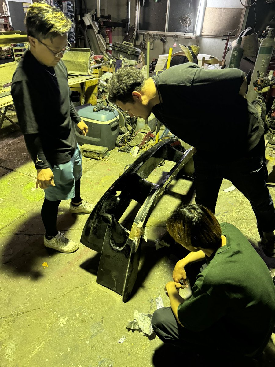 son_er34's tweet photo. バンパー補修頑張ってる🔥
そして楽しいチーム😎
DAMNBOYS

@damnboys_kai 
@1_86love 
@jzx100v2 https://t.co/eVIVjUHoGU