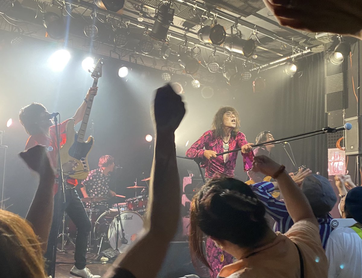mayurockk's tweet photo. 2024.9.28.sat
和歌山CLUB GATE

騒音寺建立30周年記念事業
『絶対死なない全国行脚』

ベテランの迫力溢れるLIVE！
大盛り上がりでした🙌

#iTAZRA!
#thecoffeeandcigarettes
#騒音寺
#CLUBGATE https://t.co/Cy8ibQxS69