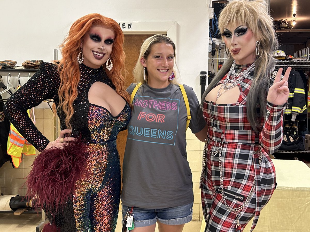 christi_reilly's tweet photo. Time of my life! Finally popped my drag show cherry!! @OpheliaBawdy @itsOnyxBlack #justamomwholovesdragqueens #supportyourlocaldragqueen #mothersforqueens #loveislove #dragshow https://t.co/jHqXTJUaNd