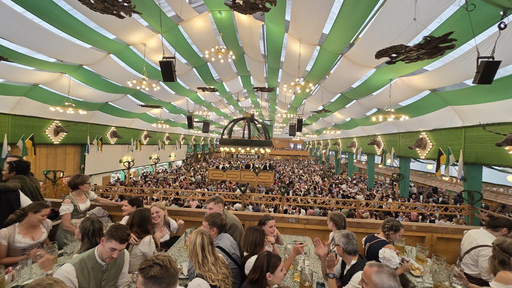 FreeYourDataCon's tweet image. 5th. day at #oktoberfest2024. Having a great time and thinking on next #Databricks developments 😅