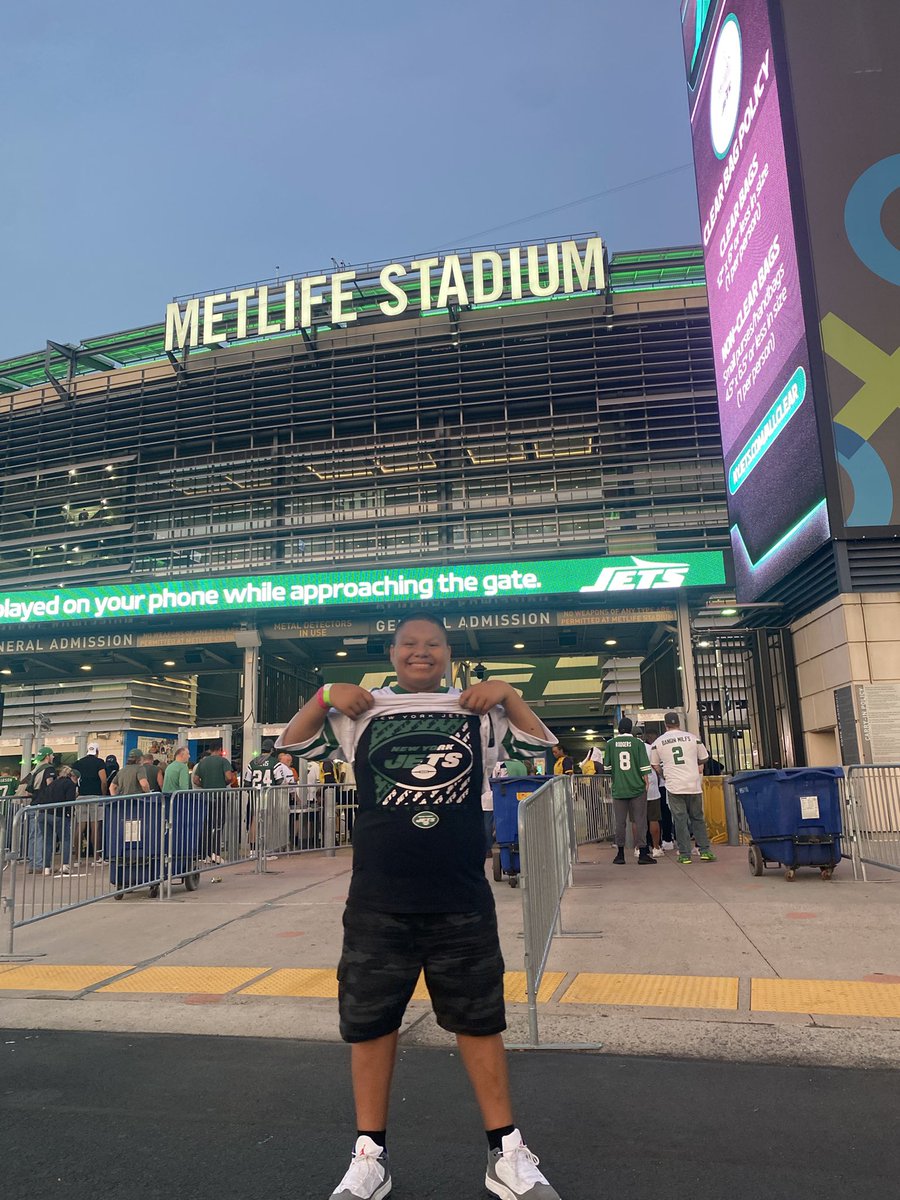 JCG718's tweet photo. It’s Gameday! Let’s go @nyjets 
Beat the Broncos!! https://t.co/40SPqPQ2gT