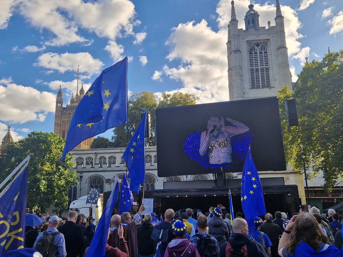 youngeuromove's tweet photo. Yesterday our President Cecilia Jastrzembska and Youth Engagement Officer @madeleinakay spoke at @MarchForRejoin in #London 🇬🇧💙🇪🇺 #YouthMobility #ERASMUS #RejoinERASMUS #RejoinEU https://t.co/cJxYEiqo08