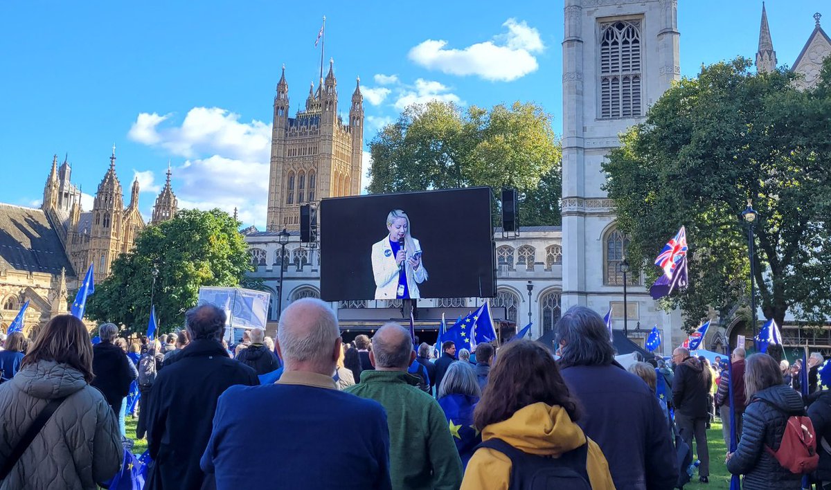 youngeuromove's tweet photo. Yesterday our President Cecilia Jastrzembska and Youth Engagement Officer @madeleinakay spoke at @MarchForRejoin in #London 🇬🇧💙🇪🇺 #YouthMobility #ERASMUS #RejoinERASMUS #RejoinEU https://t.co/cJxYEiqo08