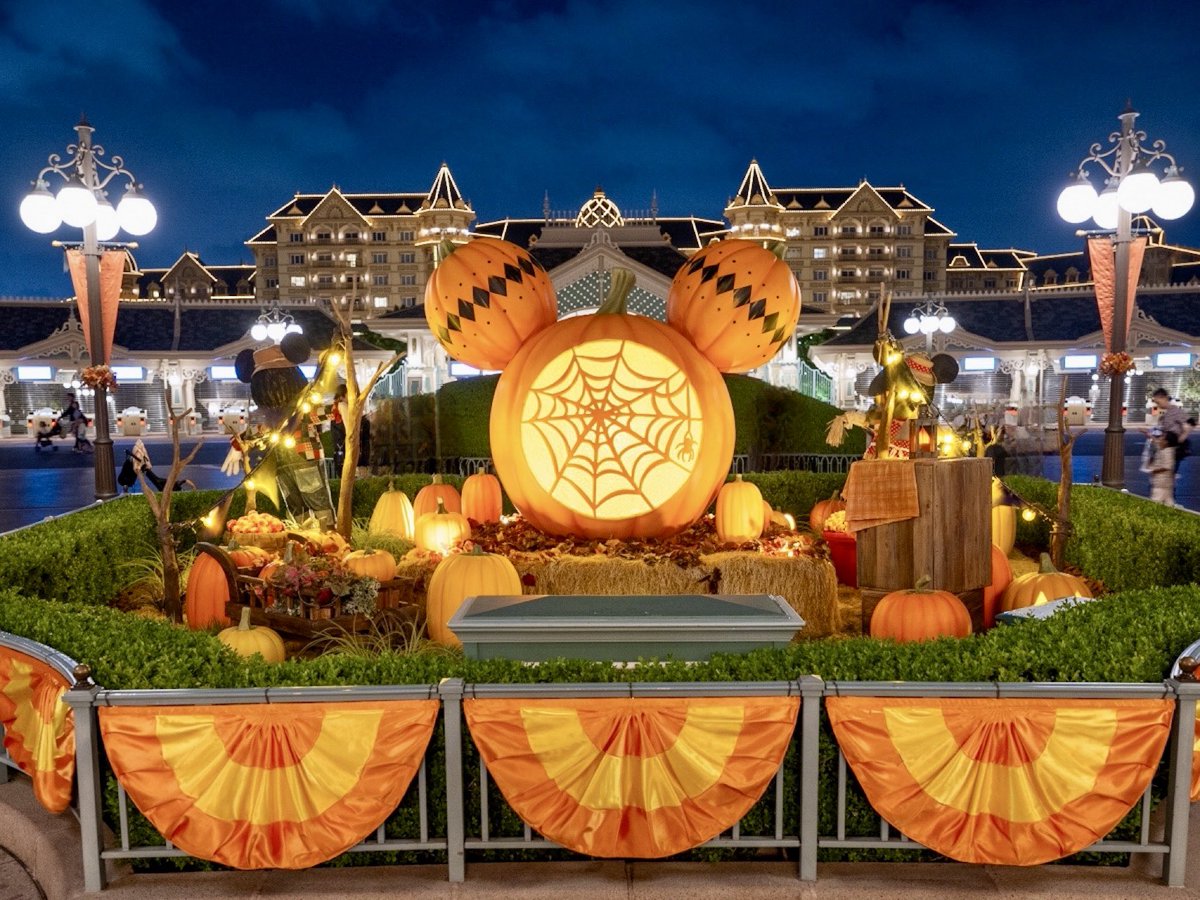 MezzoMikiD's tweet photo. 本日の東京ディズニーランド
夜のハロウィーンデコレーション☆ https://t.co/Pk5QR2NhLR