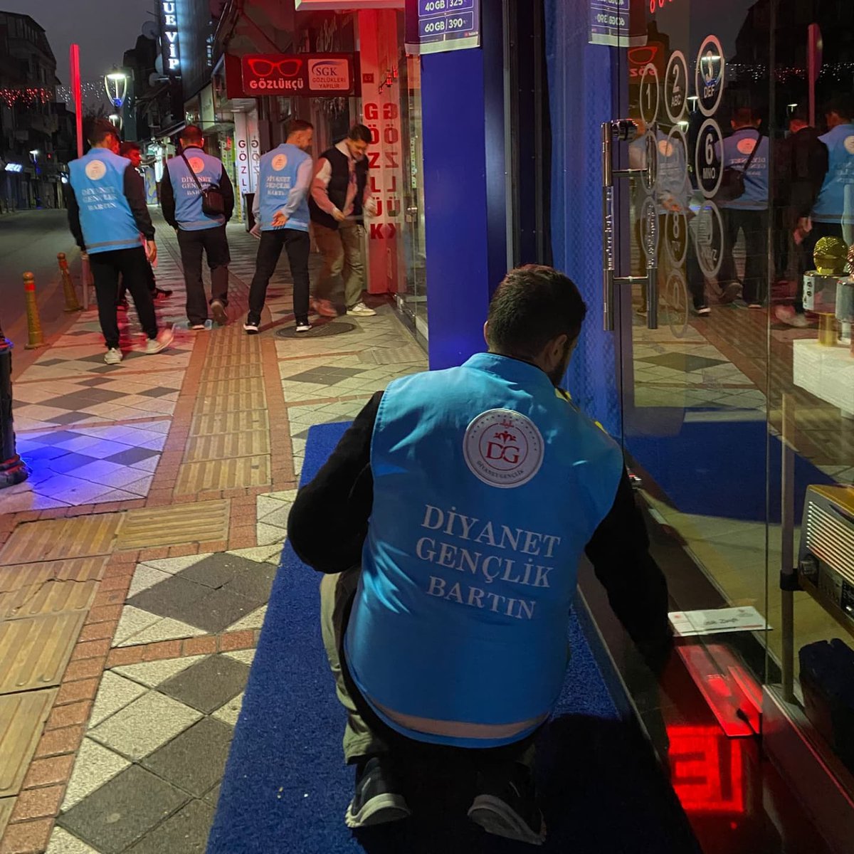 tdvgencbartin's tweet photo. 📌 Bartın’da Ahilik Haftası...

🔺 TDV Bartın Şubesi ve Diyanet Gençlik gönüllüleri, Ahilik Haftası kapsamında esnafa moral vermek amacıyla iyilik zarfları dağıttı. Zarflarda esnafa iyi dilek mesajları yer aldı.
@DiyanetVakfi @bartinmuftulugu @bartindgenclik @omerkeskin02 https://t.co/ezyCh1b2vq