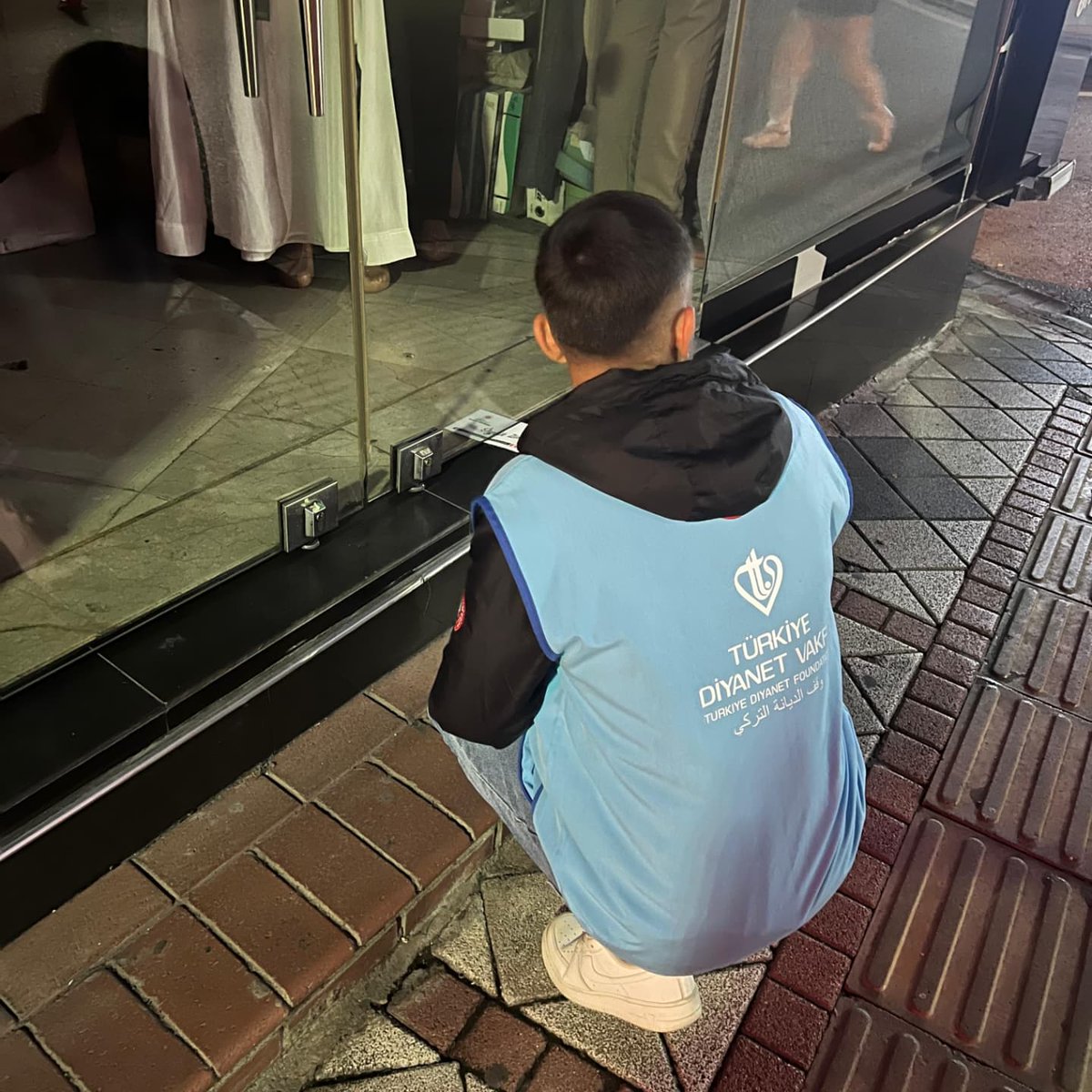 tdvgencbartin's tweet photo. 📌 Bartın’da Ahilik Haftası...

🔺 TDV Bartın Şubesi ve Diyanet Gençlik gönüllüleri, Ahilik Haftası kapsamında esnafa moral vermek amacıyla iyilik zarfları dağıttı. Zarflarda esnafa iyi dilek mesajları yer aldı.
@DiyanetVakfi @bartinmuftulugu @bartindgenclik @omerkeskin02 https://t.co/ezyCh1b2vq