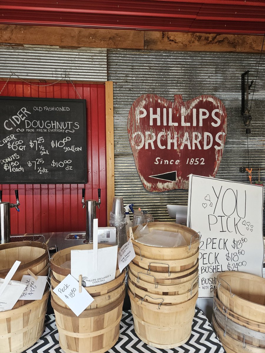 EPICedpolicy's tweet photo. One of our favorite events of the year - another great apple picking outing! Thank you @PhillipsOrchard! #researchwithconsequence https://t.co/qlLEbDsL0J