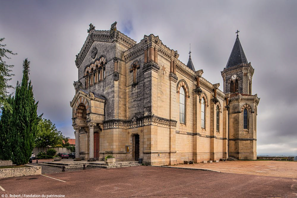 Imaginez que vous visitiez les coins les plus reculés de la campagne française. 

Vous arrivez dans un petit village et vous voyez une église.

Elle a l'air impressionnante, alors vous décidez d'entrer...👇