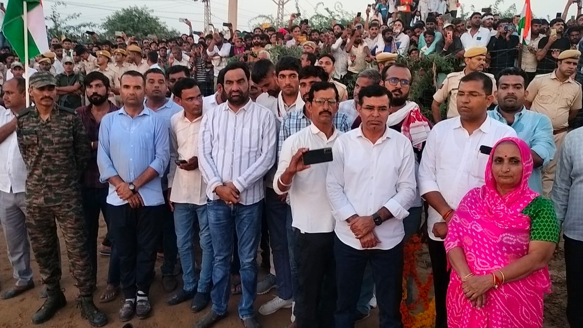 hanumanbeniwal's tweet photo. आज पांचू (बीकानेर) में शहीद रामस्वरूप जी कस्वा की अंतिम यात्रा में सम्मिलित होकर उनकी पार्थिव देह पर पुष्प चक्र अर्पित किया ! 
शहीद रामस्वरूप जी कस्वा अमर रहें ! https://t.co/ZgVfJ0gsoQ