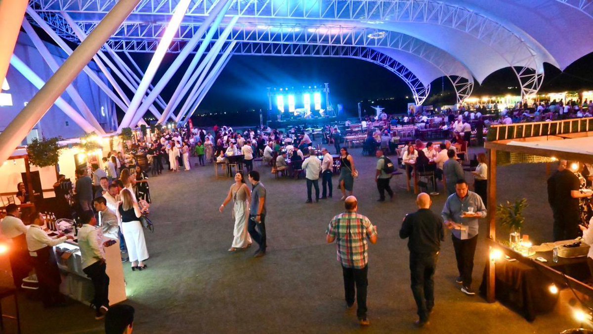 En representación del gobernador <a href="/manolojim/">Manolo Jiménez Salinas</a>, la secretaria <a href="/CristinaAmezcua/">Cristina Amezcua</a> asistió al Coahvino Fest Torreón 2024 que se efectuó con éxito en el <a href="/CCTorreon/">Centro de Convenciones Torreón</a>, y en el que estuvieron los dirigentes de Vinos de Coahuila y de la CANIRAC.

#CoahuilaPaDelante #APasosDeGigante