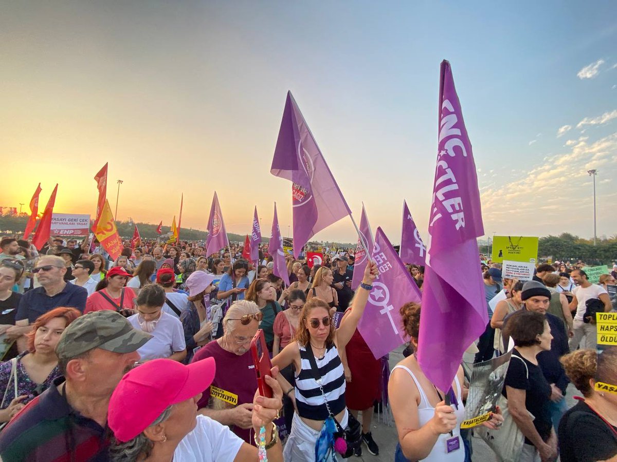 Korkma! Kadınları, çocukları, hayvanları koruyacağız.

Hayvanları korumak için omuz omuza mücadele ettiğimiz herkesle Maltepe’de buluştuk. Katliam yasasına karşı mücadeleye devam edeceğiz.