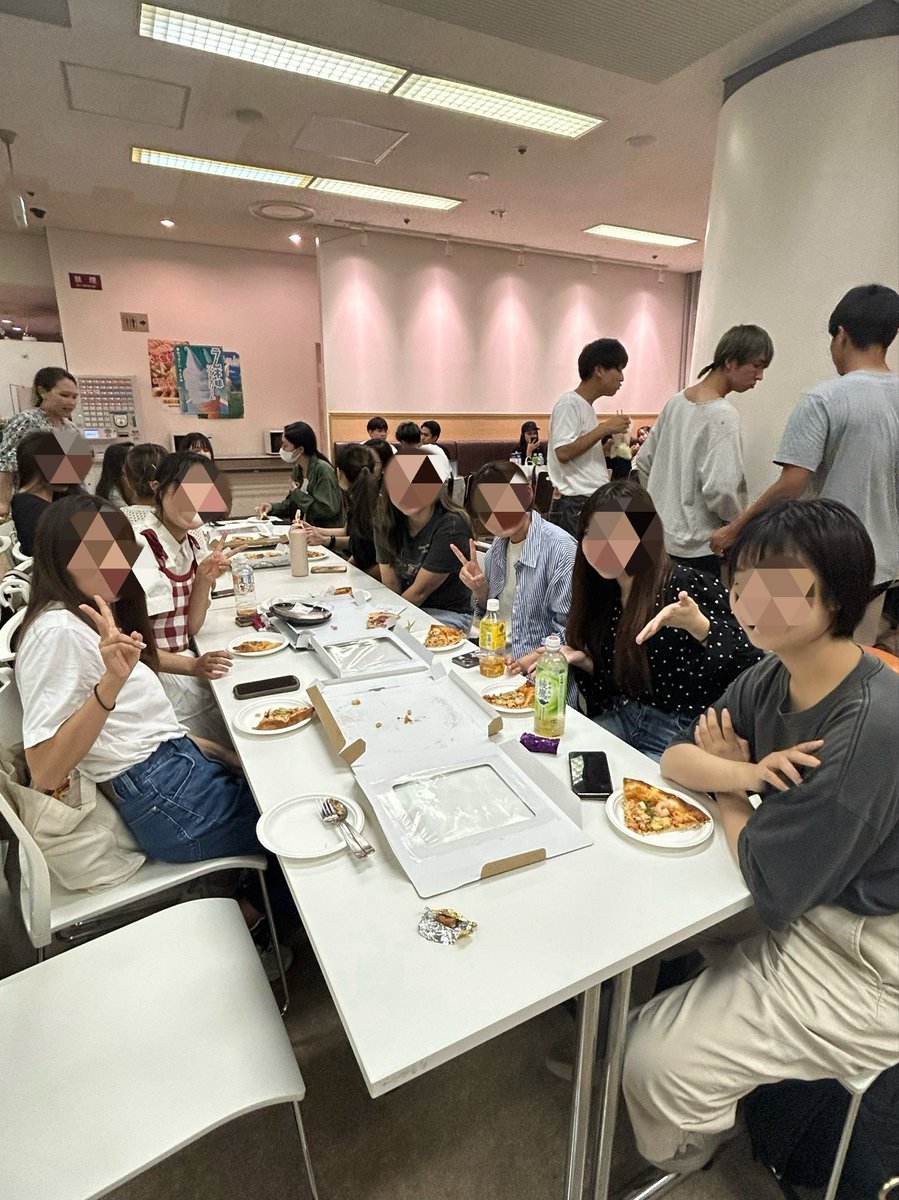 Lingwave's tweet photo. We had a pizza party with students from an American university on September 27th!🍕
It was a wonderful time talking about the cultural differences between the US and Japan✨ https://t.co/AqqCcItHT9