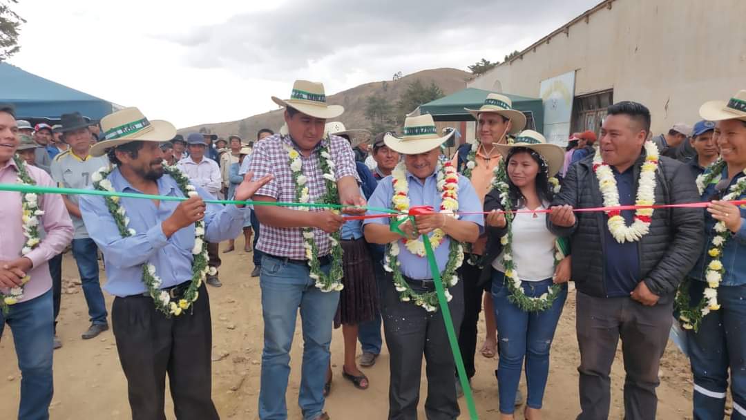 HSanchezOficial's tweet photo. Nuestros hermanos del campo merecen mejores condiciones de infraestructura. Esta semana tuvimos la satisfacción de entregar más de 12 kilómetros de camino mejorado en el tramo Tojra Qollo – Cruce San Pedro, conectando a los municipios de Sacabamba y Villa Gualberto Villarroel. https://t.co/ykLa2wavsi