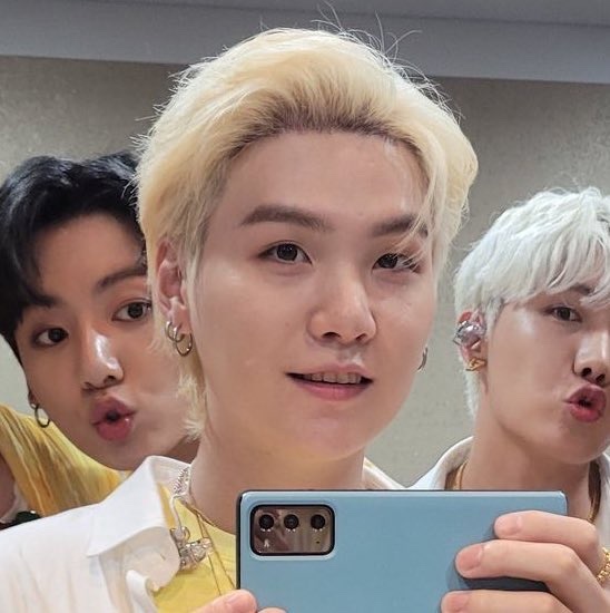 برای پیشی ریپ بزنید!!!
WE LOVE YOU YOONGI
#YoongiNeverWalksAlone 
#WELOVESUCHWITA
#SuchwitaStays
#SugaStays