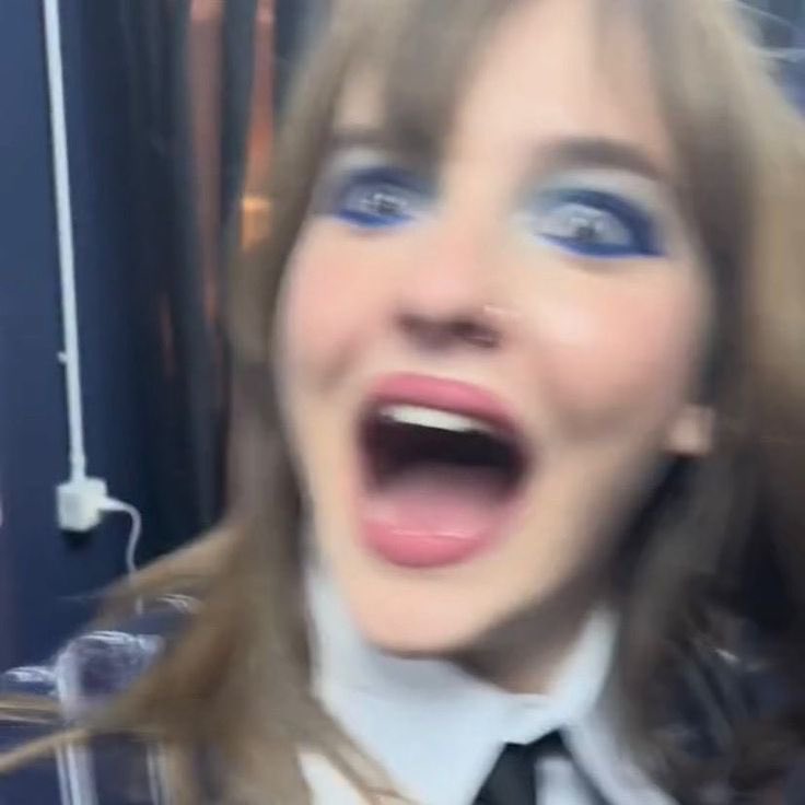 Quello che 
vedete voi: 🧍🏻‍♂️🧍🏻‍♂️🧍🏼

Quello che vedo io: 
IL MIGLIORE AMICO di victoria 
L’EX FIDANZATO di victoria 
E LA  CRUSH DI SEMPRE  di victoria