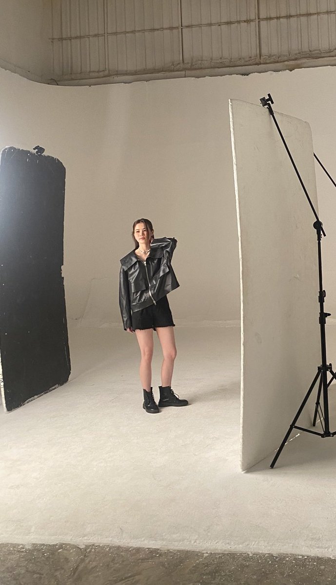 AndaPhilippines's tweet image. Before and after graduation 🍋🎓

FITTING DAY 
#LoveseniorSpecial
#andaanunta 
#ท้องฟ้าของอันดา