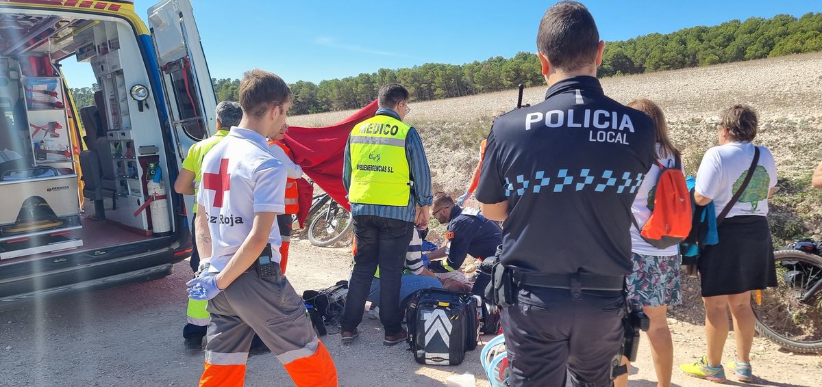 AlmansaEmerg's tweet photo. Voluntarios de #ProteccionCivil junto a una agente de la Policia Local fuera de servicio han realizado las primeras maniobras de reanimación cardiopulmonar hasta la llegada de la UVI Móvil del dispositivo sanitario de la prueba junto a voluntarios de @CruzRojaEsp. https://t.co/RQMz18hgUN