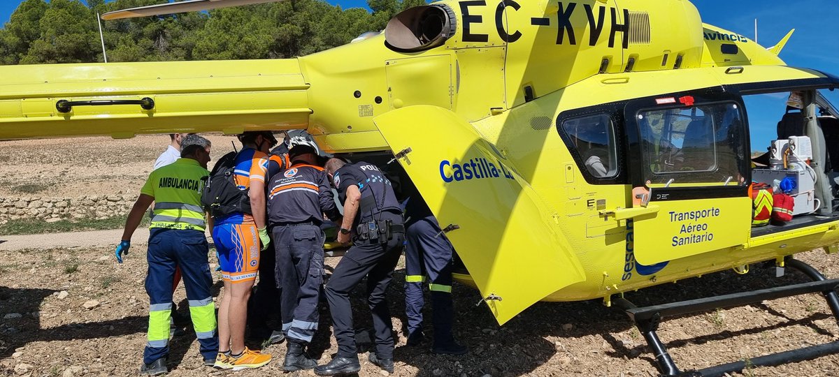 Voluntarios de #ProteccionCivil junto a una agente de la Policia Local fuera de servicio han realizado las primeras maniobras de reanimación cardiopulmonar hasta la llegada de la UVI Móvil del dispositivo sanitario de la prueba junto a voluntarios de <a href="/CruzRojaEsp/">Cruz Roja Española</a>.