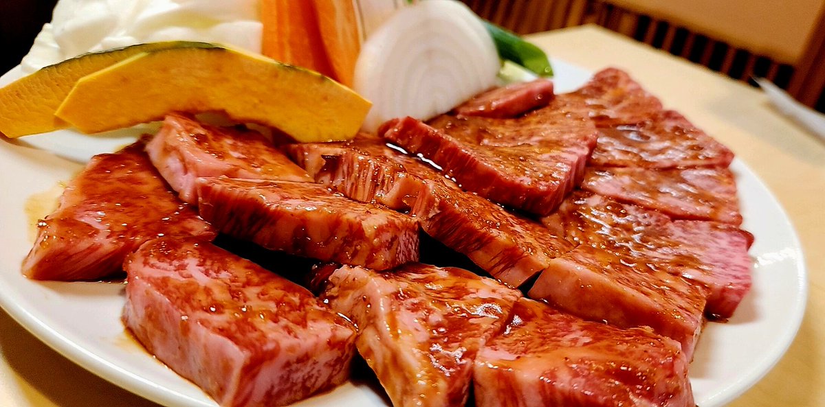 DWWpEqV5xjLGncp's tweet photo. 昨夜は焼肉『大福』さんで時事放談しながら宮崎牛の焼肉をご馳走になり、その後は広々とした初訪店の「modern time」さんにお世話になりました。🤗🍻
#焼肉大福 #moderntime https://t.co/g044xT7qlT