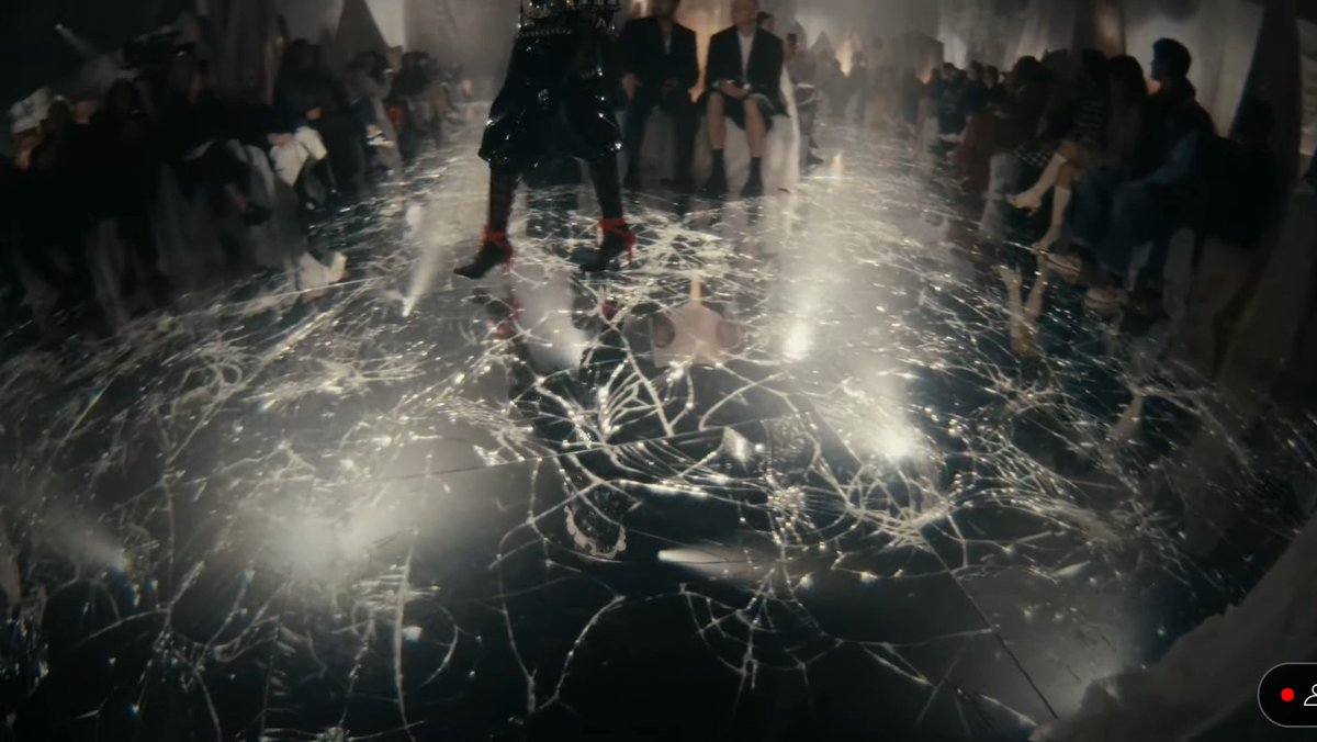 mommah97's tweet image. ชอบธีมงานเขาอ่ะ มีความลึกลับ มีดีไซน์ แฟชั่น 

PAVILLON DES FOLIES X SAROCHA
#PavillonDesFoliesxFREEN