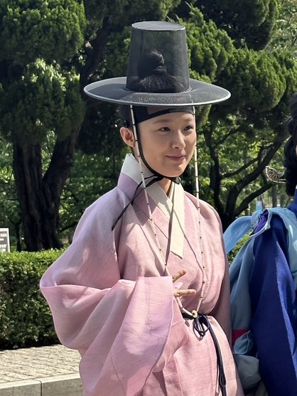 제 친척동생 1년만에 봤는데 키가 엄청 컸어요
근데 얼굴은 그대로예요 애기얼굴에 어른 몸이 달렸어요… 말도안된다고
가끔 안아줫엇는데 키가 너무 커버려서 이제 안아주면 제가 코박아야되네요…..