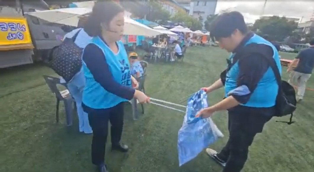 #새미래민주당 #새로단디 #플로깅 #이미영

새미래민주당 울산봉사단 '새로단디'가 
9월 플로깅 행사를 마쳤습니다. 

장생포 고래축제 행사장에서 자루 두 개가 
가득 차도록 당원 여러분과 함께 쓰레기를 담고 보니사회의 적폐도 이렇게 담을 수 있다면 얼마나 좋을까 생각하기도 했습니다. ^^