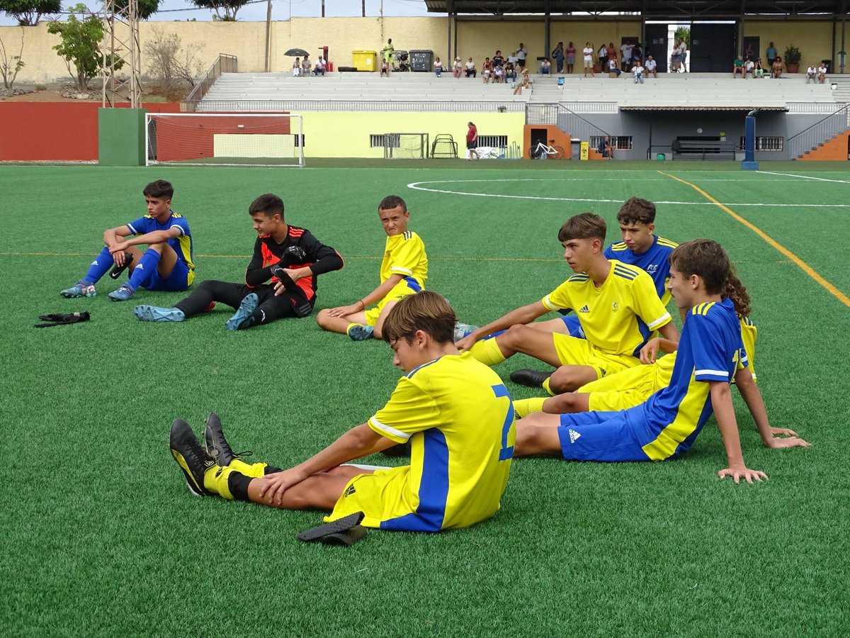 fedfutcanarias's tweet photo. 🇮🇨 | La #SelecciónCanaria Sub-14 masculina realizó hoy su tercera sesión preparatoria en Gran Canaria con el equipo técnico liderado por José Ojeda, junto a Iván López, @Borjamartin1988, @MiguelGlez90, Javi Ortega y @Edurguez97 https://t.co/1YzrwAwnYt