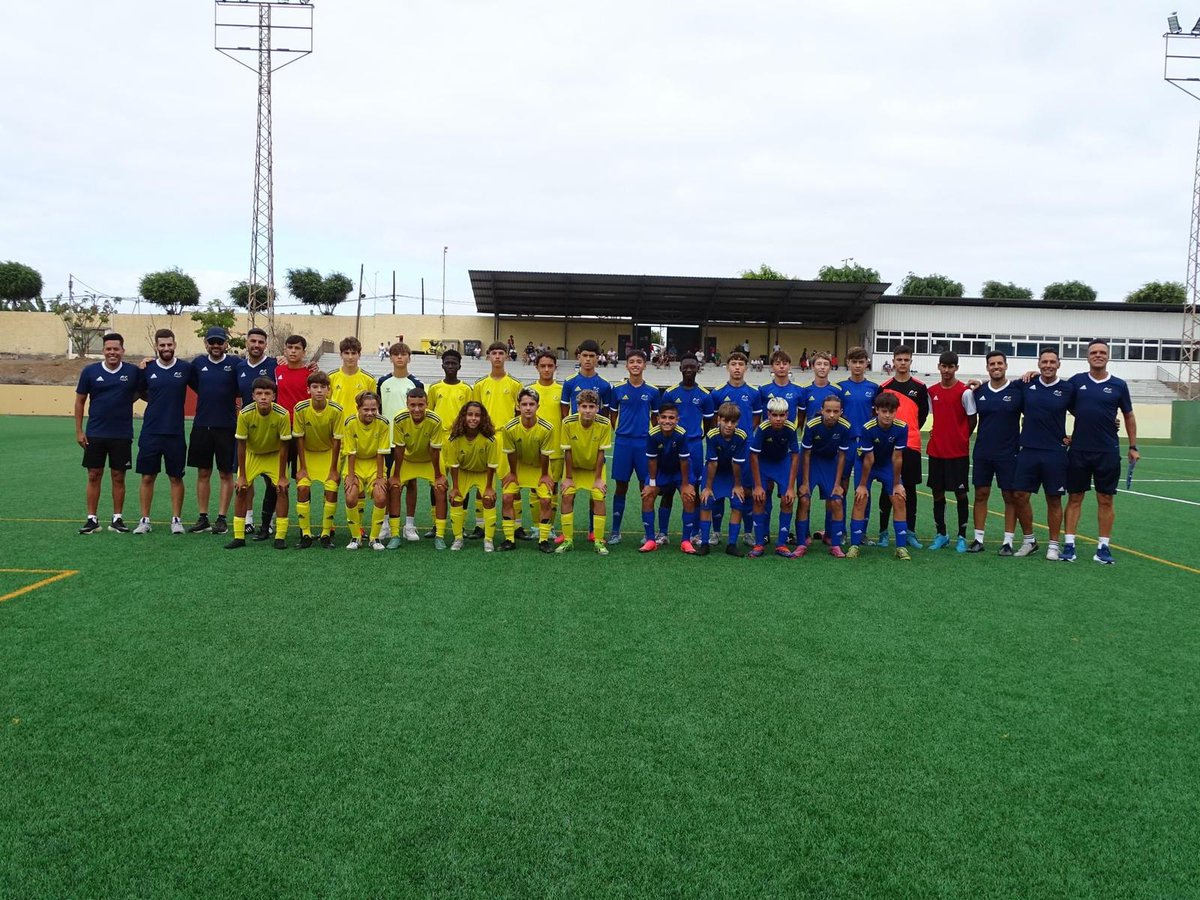 fedfutcanarias's tweet photo. 🇮🇨 | La #SelecciónCanaria Sub-14 masculina realizó hoy su tercera sesión preparatoria en Gran Canaria con el equipo técnico liderado por José Ojeda, junto a Iván López, @Borjamartin1988, @MiguelGlez90, Javi Ortega y @Edurguez97 https://t.co/1YzrwAwnYt