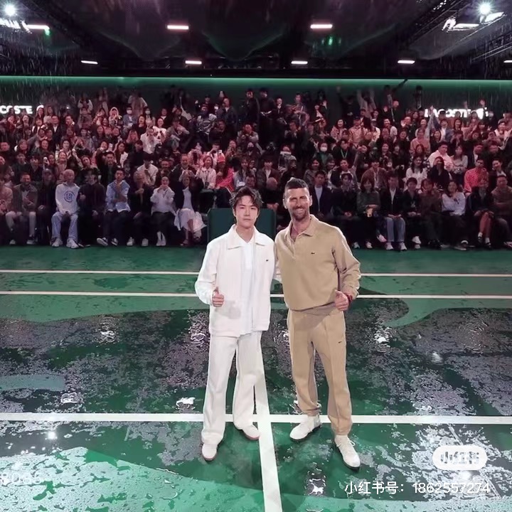 shanghaidaily's tweet photo. 🎾🌧️ In a Sunday #Lacoste streaming event in Beijing, #WangYibo teamed up with tennis legend Novak Djokovic! Despite the rain, Yibo scored 3 points while Novak kept cheering him on. 🙌 After the match, Novak even challenged Yibo to a rematch at the next #LacosteDryOpen! 👀🔥

Fans say they can’t get over how cute they were playing in the rain! 🐊❤️

#WangYibo #NovakDjokovic #TennisOnTheWall #GreatWallEvent #SportsFashion #LacosteStyle #IconicDuo #TennisInTheRain #王一博