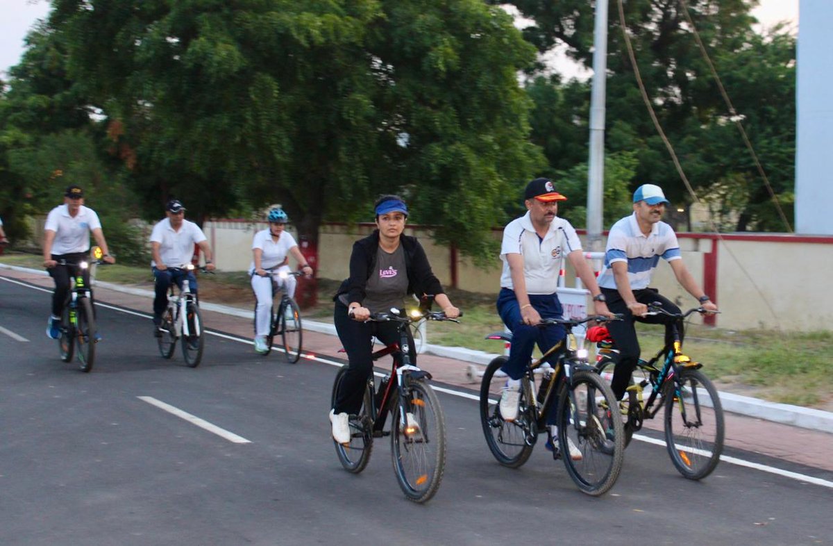KonarkCorps's tweet image. #WorldHeartDay2024

To create awareness of Cardiovascular Diseases, #BaldEagleBrigade organised a Cyclothon at #Bhuj. More than 200 #IndianArmy personnel &amp;amp; their families participated with enthusiasm in line with the theme for this year, 'Use Heart For Action'.

@IaSouthern