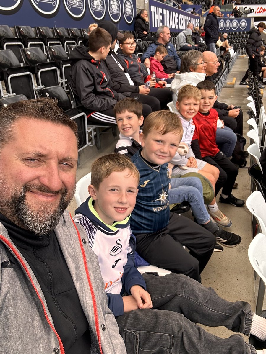 mikeb73's tweet photo. #Swansmatchday Happy Birthday Josh 
Bennett https://t.co/syTrBo18cU