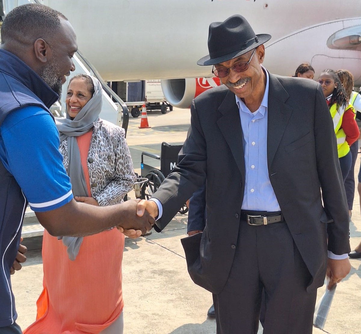 SADC_News's tweet photo. Today H. E. Dr. Amani Abeid Karume, Former President of Zanzibar and Head of Mission of the #SADC Electoral Observation Mission to Mozambique’s 9th October 2024 General and Provincial Elections arrives in Maputo to lead the Mission. Read full article on #SADC Website: https://t.co/yuNsa6rCLf @EliasMagosi @AngeleMakombo @DIRCO_ZA @BWGovernment @sardcnet
