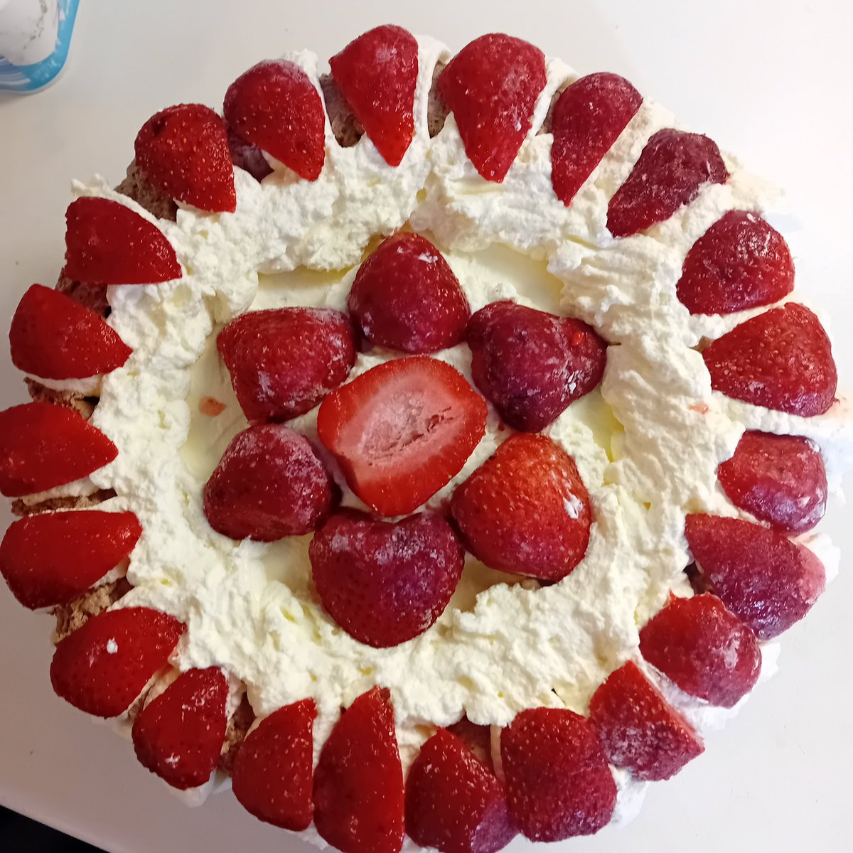 foibekartano's tweet photo. Eilisen synttärisankari 🤗🥰💕 #Syntymäpäivä #Kotitalo2 #Kakku #HyvänElämänValmenraja #Elämykset #HyväElämä #Iloa  @foibekartano https://t.co/MUoK07yU5g