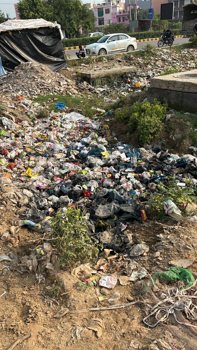 VikasBa17111838's tweet photo. #Water_logging #pot_holes #Garbage_dumping in open #Sector37c, #Gurgaon https://t.co/9HwQJ1Fqe4