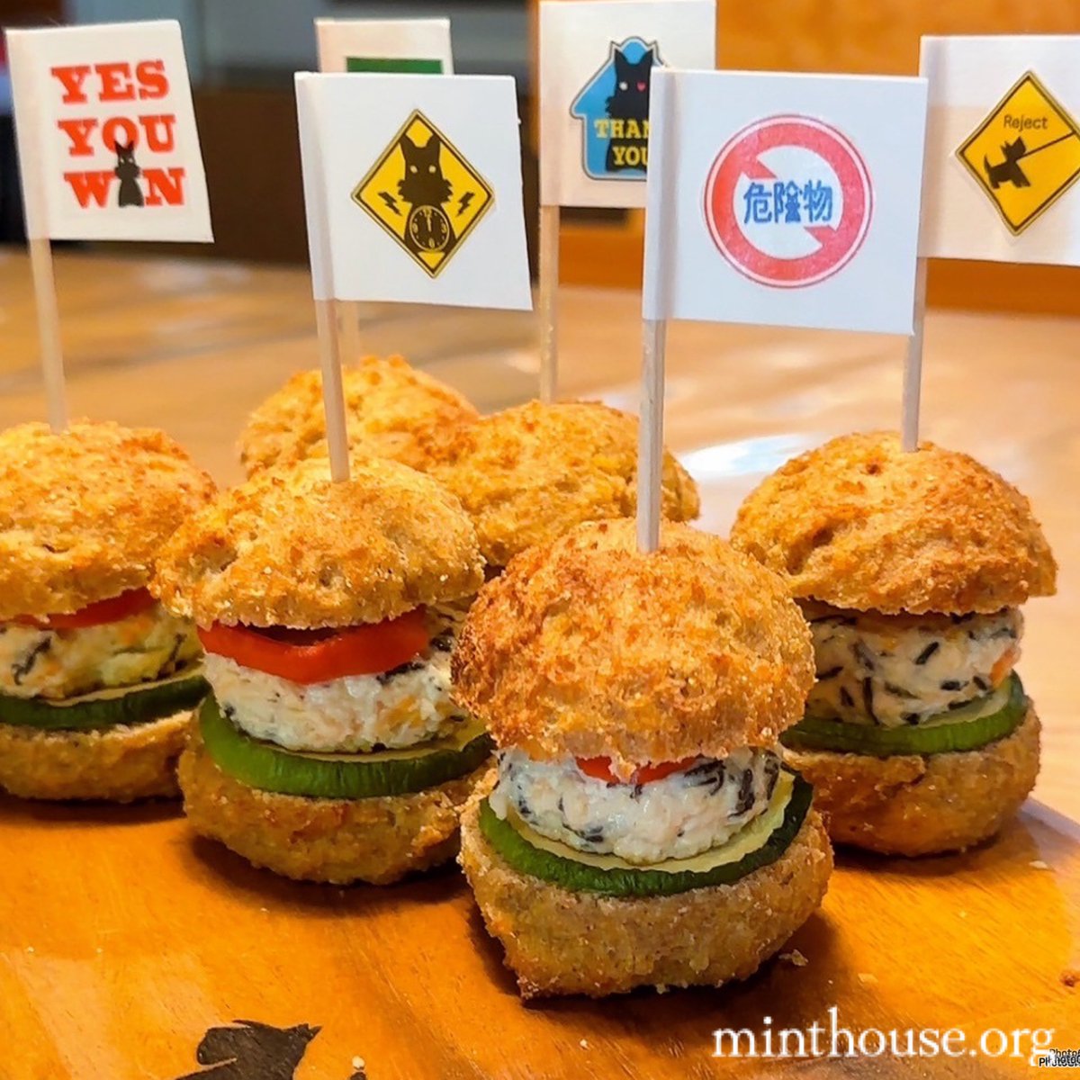 MINTHOUSELtd's tweet photo. 【パーティーハンバーガー】

全てが手作りのパーティーハンバーガー
材料も安心安全です

みんなが喜んでくれて幸せ

#添加物ゼロ #無農薬 #オーガニック #非遺伝子組み換え #薬を使わない鶏 #犬のハンバーガー  #手作りフラッグ https://t.co/0loq3EMmOb