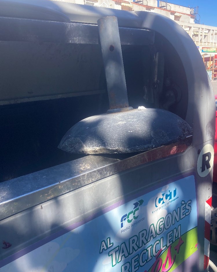 PAltafulla's tweet photo. Estaria bé que @PoliAltafulla fes una volta de tant en tant per la plaça Boters. Potser s'evitarien animalades com aquesta. Quan vingui el camió i aixequi el contenidor, resem perquè no li caigui a ningú a sobre @jordimolinera @albamuntadas 

#altafulla
#incivisme
#policialocal https://t.co/5d4GuzcSXa