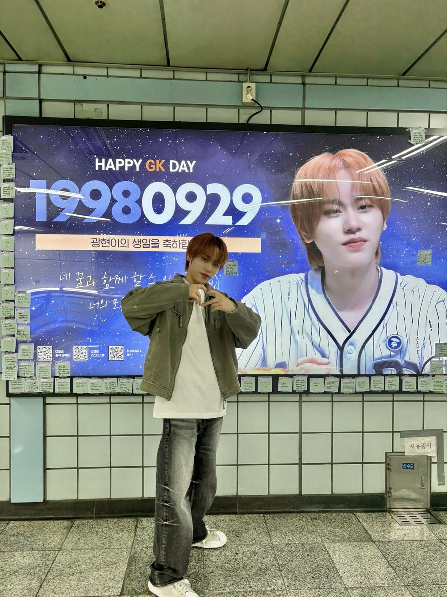DKB_BRAVE's tweet photo. BB와 함께하는 5번째 저의 생일><
이번에 정말 특별하게 유럽에서 생일을 보내게 되었는데요☺️
항상 저의 생일을 그 누구보다 특별하게 만들어주셔서 너무 감사합니다 BB
남은 투어 일정도 행복하게 에너지있게 무대하고 BB와 함께 하겠습니다
감기 조심하시고 사랑합니다 정말로😍🥰😘

#GK #지케이 #다크비 #DKB
#HAPPY_GK_DAY