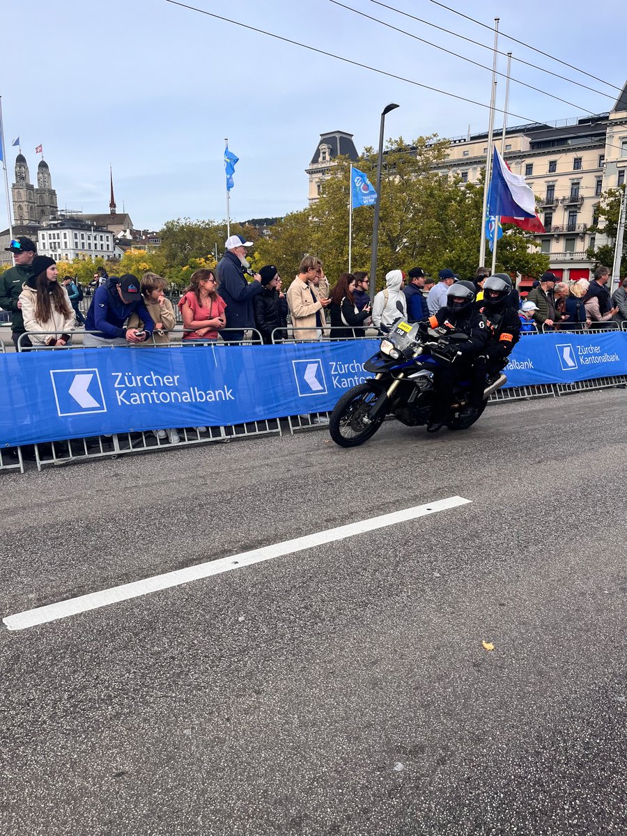 eins_potterhead's tweet image. Heute sind die Fahnen auf Halbmast, für die zu jung verstorbene Radfahrerin Muriel Furrer 🤍🕊️

/* 

#Zurich2024