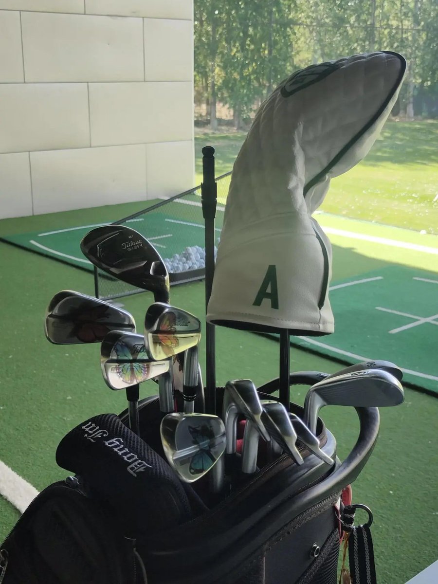ResumesWR's tweet photo. Golf is 90% mental—and 10% trying not to lose your ball! 😂 https://t.co/htYsTqNEsp